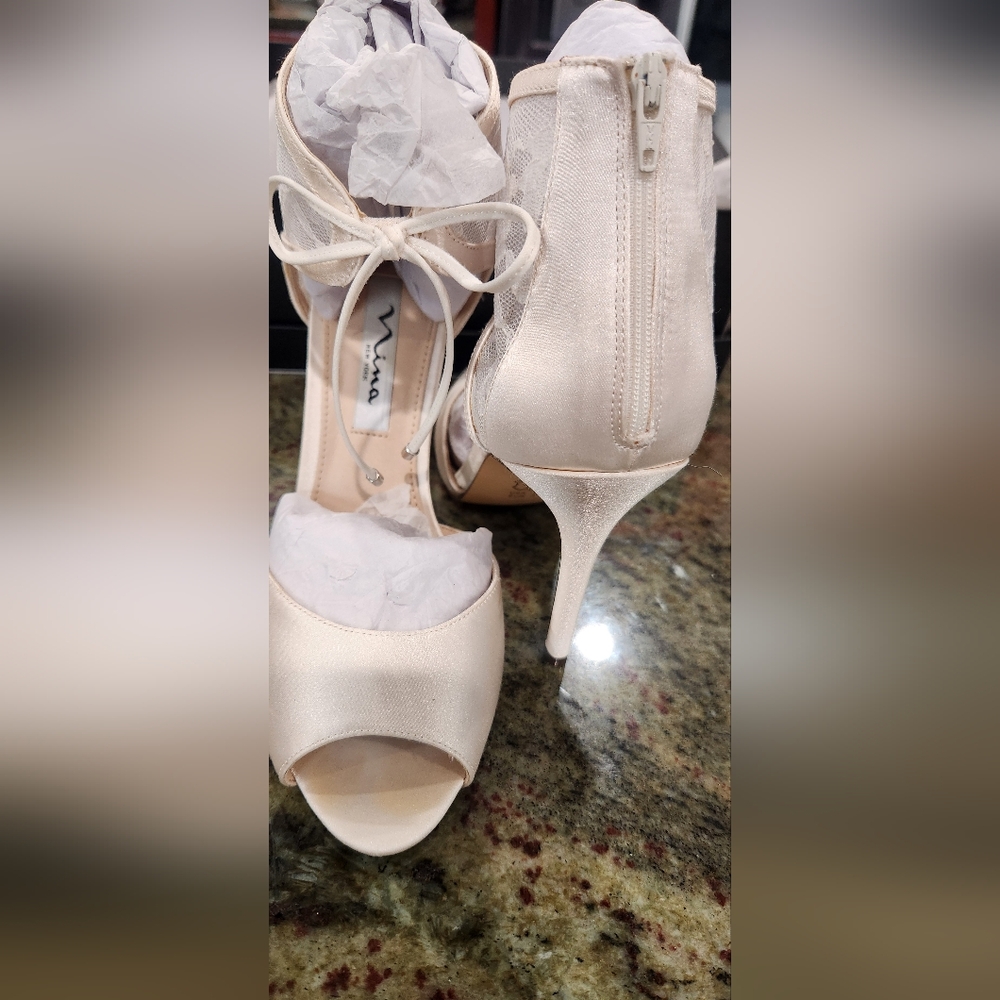 Excellent Condition Nina Women's Malini Dress Pumps, Ivory Size 8 heels wedding